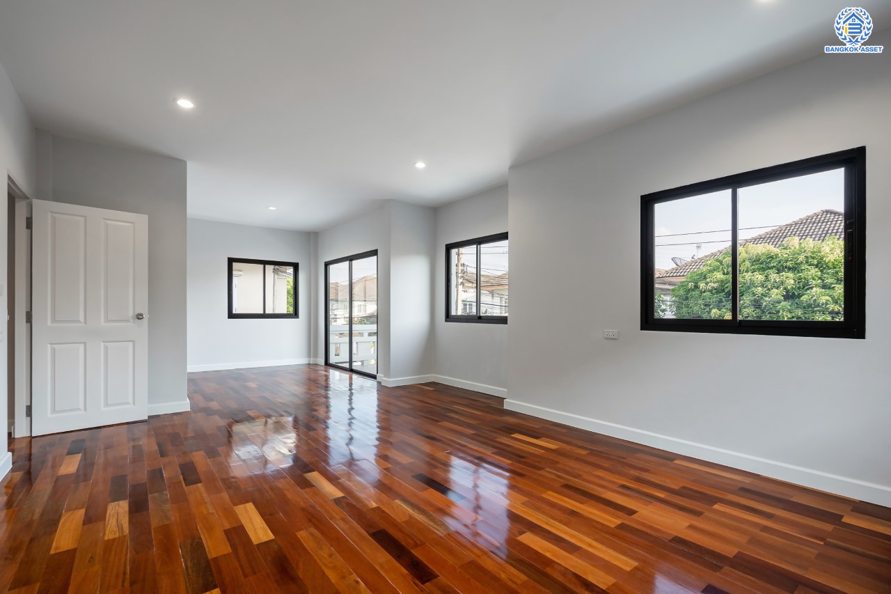 บ้านมือสองตกแต่งใหม่ ม.บุญโต55 แจ้งวัฒนะ ทำเลโซนเมือง!  เนื้อที่ 50 ตร.ว. ฟังก์ชันจัดเต็ม 3 ห้องนอน 4 ห้องน้ำ 1 ห้องแม่บ้าน รองรับทุกการอยู่อาศัย ทำเลเดินทางสะดวกเพียง 1 กม.จากจุดขึ้นทางด่วนศรีสมาน ใกล้เมืองทองธานี เซ็นทรัลแจ้งวัฒนะ และ รถไฟฟ้าสายสีแดง "สถานีหลักสี่"